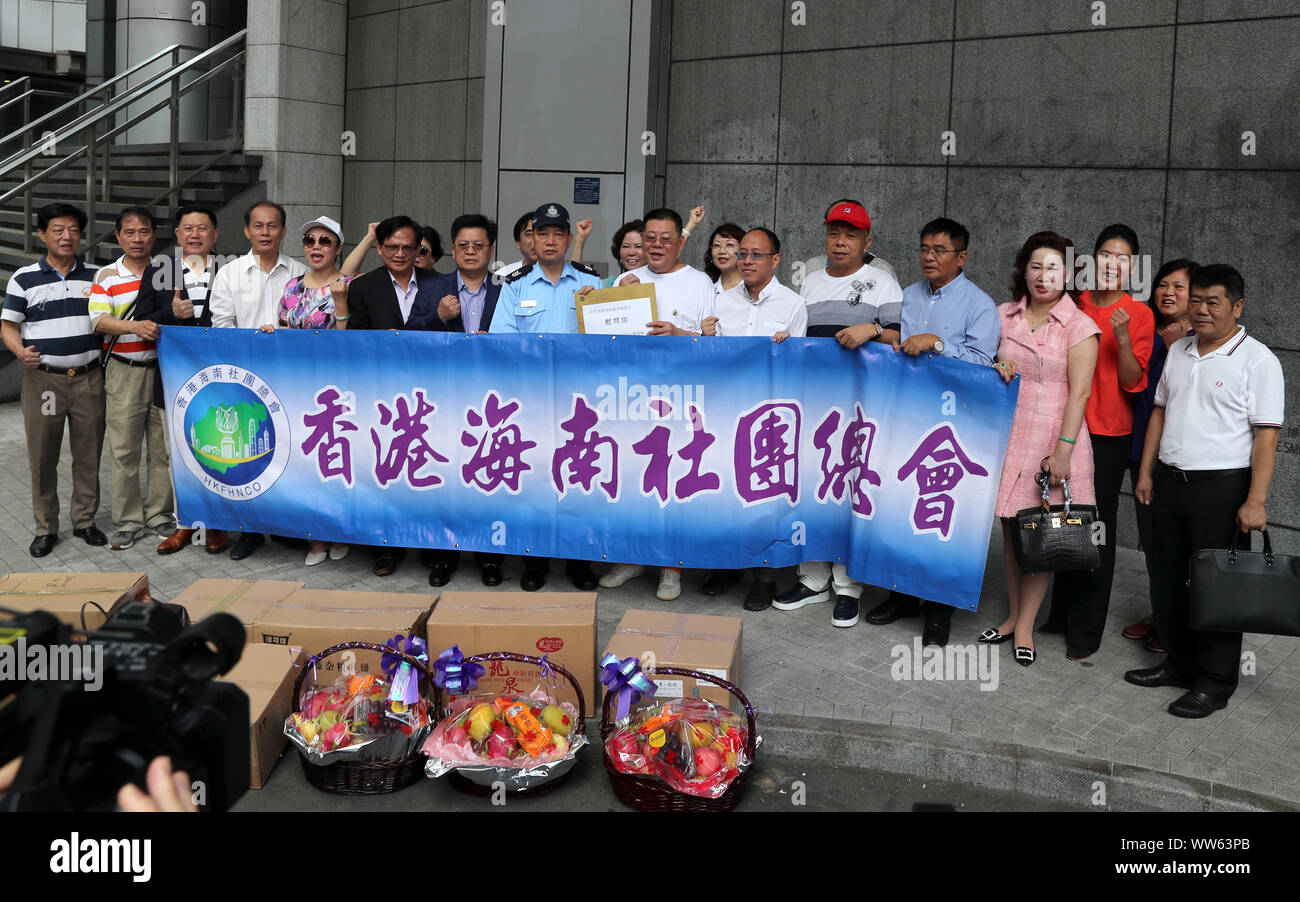 Hongkong, China. 13 Sep, 2019. Vertreter von Hong Kong Föderation von Hainan Gemeinschaftsorganisationen Ltd. (HKFHNCO) die Hong Kong Polizei Hauptquartier in Wan Chai und Dankbarkeit für die Arbeit der Polizei in Hong Kong, South China, Sept. 13, 2019. Credit: Li Gang/Xinhua/Alamy leben Nachrichten Stockfoto