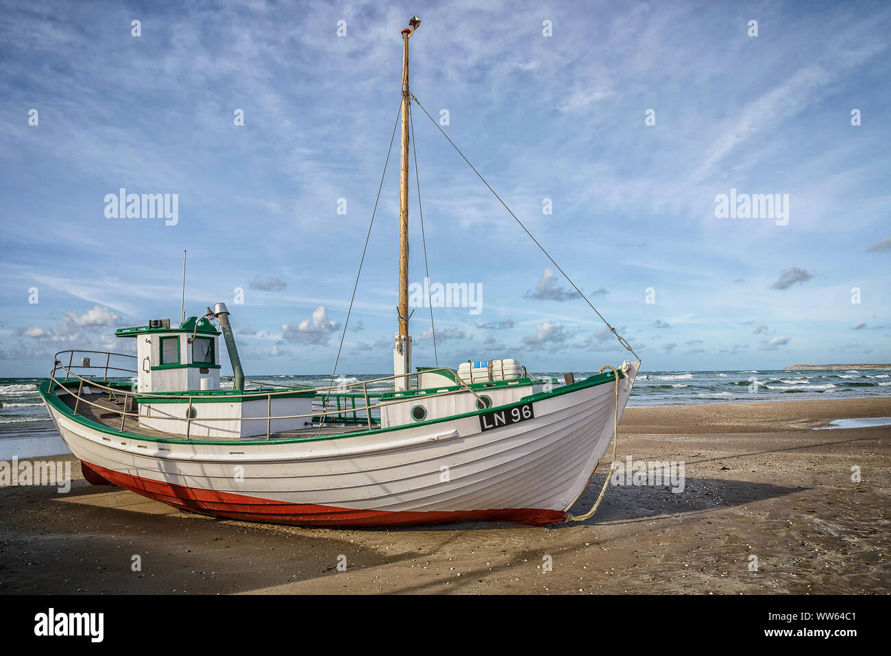 Dänemark, Lokken, Fischerboot am Strand Stockfoto