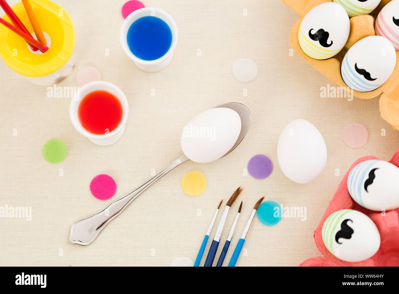 Malerei Ostereier, Löffel, Ei, Ei, Farbe, Pinsel, bemalte Eier Stockfoto
