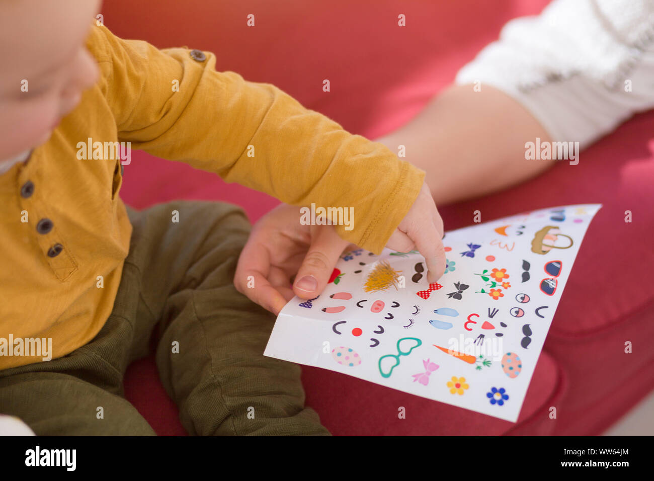 Mutter, Kind, Festfressen Ostereier, Aufkleber Stockfoto