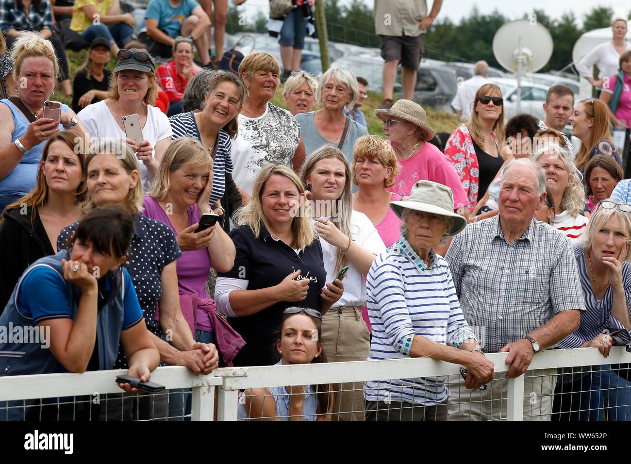 Menschenmassen beobachten Prinzessin Anne treffen Pony Club Mitglieder. Stockfoto