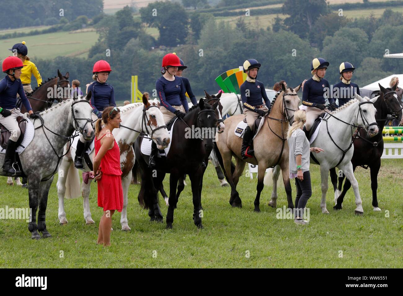 Gloucestershire Pony Club Mitglieder sammeln in die Arena zu gehen. Stockfoto