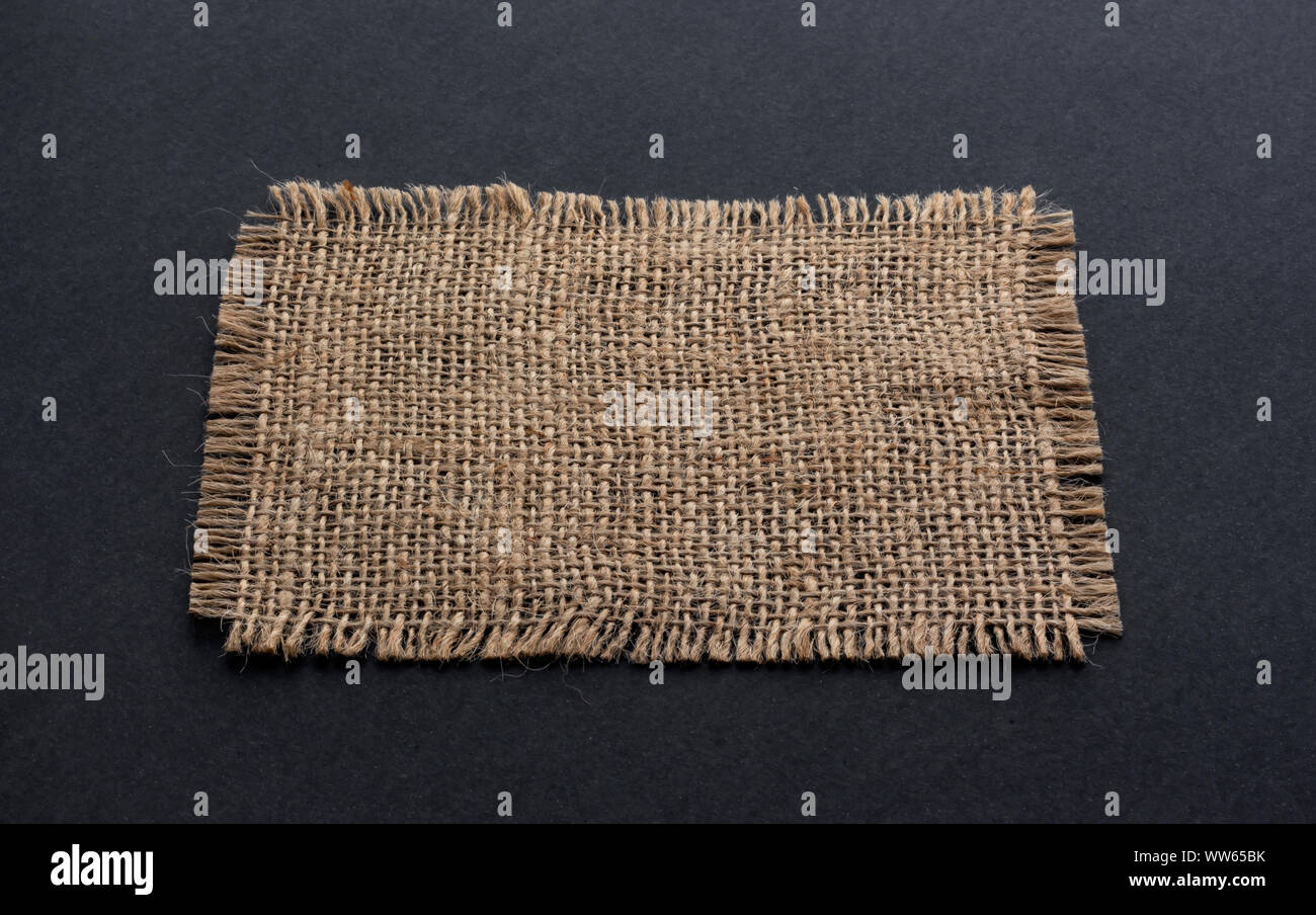 Alte sackleinen Stoff Serviette auf schwarzem Hintergrund Stockfoto