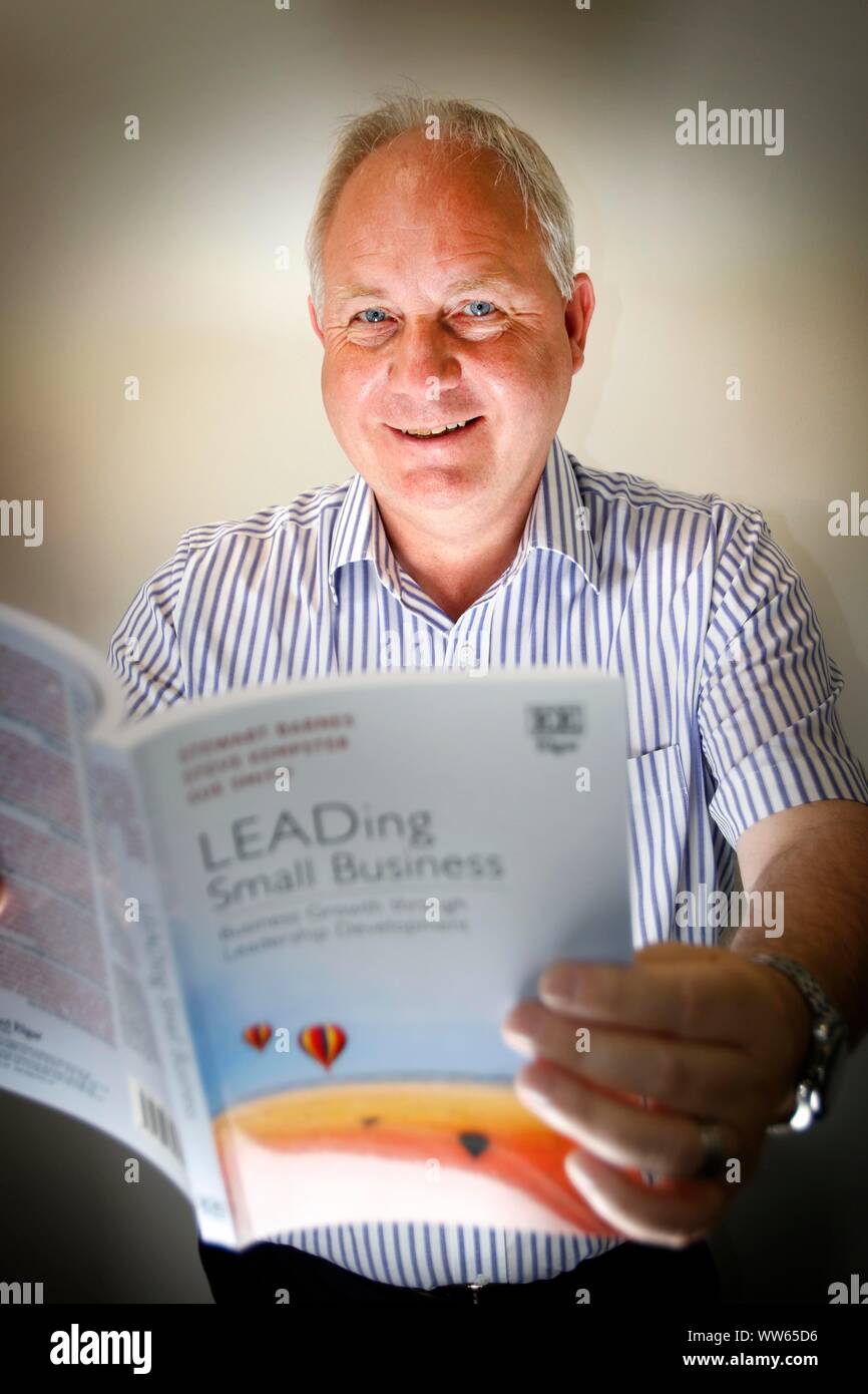 Stewart Barnes, Geschäftsführer der Quolux, mit seinem neuesten Buch, führenden Unternehmen. Stockfoto