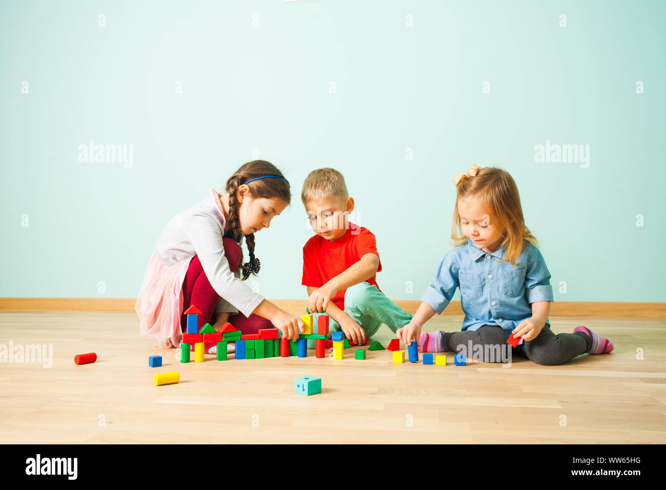 Vorschulkinder spielen zusammen -Fotos und -Bildmaterial in hoher