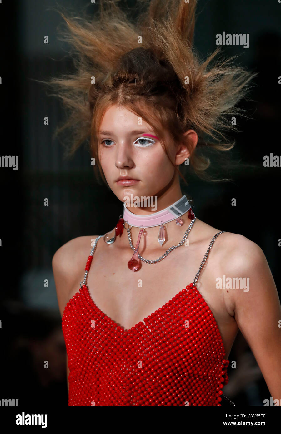 London, Großbritannien. 13 Sep, 2019. Ein Modell stellt die Schaffung von Jamie Wei Huang während der London Fashion Week in London, UK, Sept. 13, 2019. Credit: Han Yan/Xinhua/Alamy leben Nachrichten Stockfoto