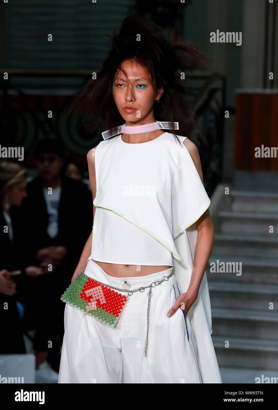 London, Großbritannien. 13 Sep, 2019. Ein Modell stellt die Schaffung von Jamie Wei Huang während der London Fashion Week in London, UK, Sept. 13, 2019. Credit: Han Yan/Xinhua/Alamy leben Nachrichten Stockfoto
