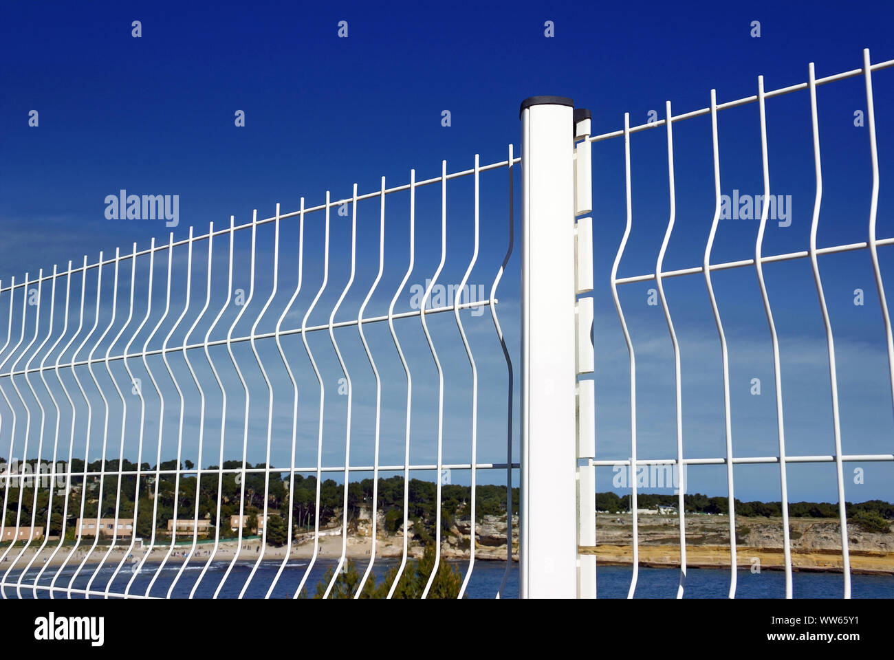 Weißes Metall Zaun auf blauen Himmel. Stockfoto