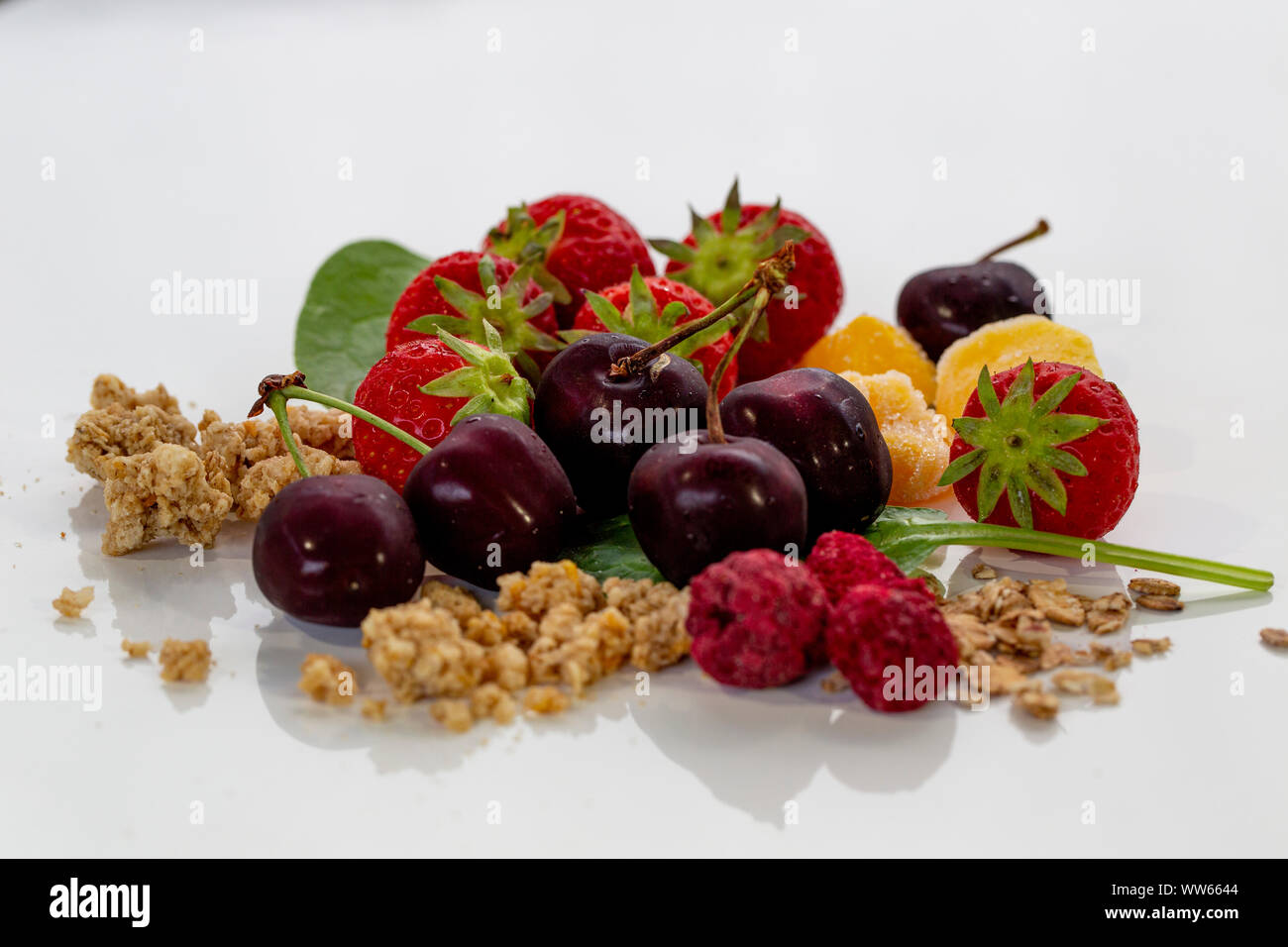 Erdbeere Mehr Stockfotos Und Bilder Kaufen Alamy