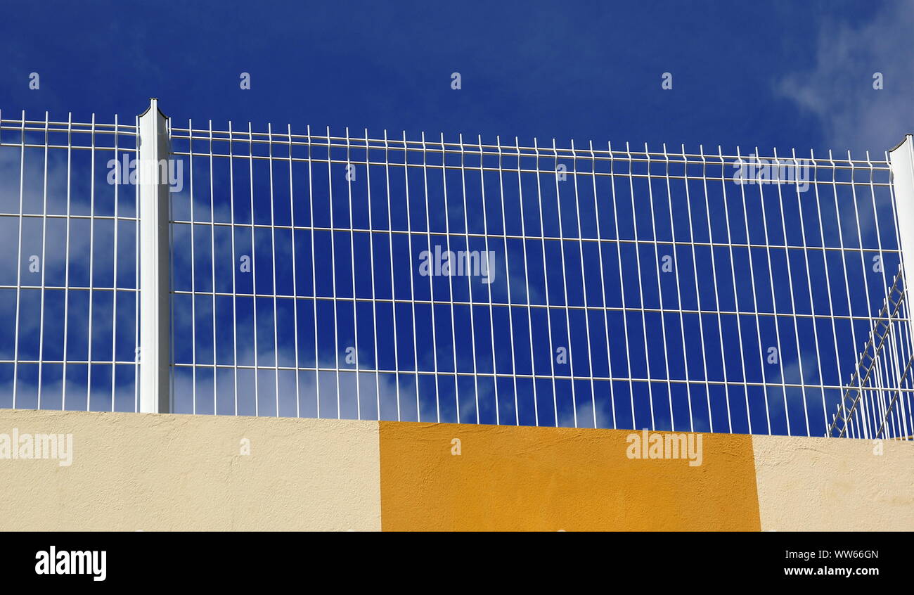 Weißes Metall Zaun auf blauen Himmel. Stockfoto