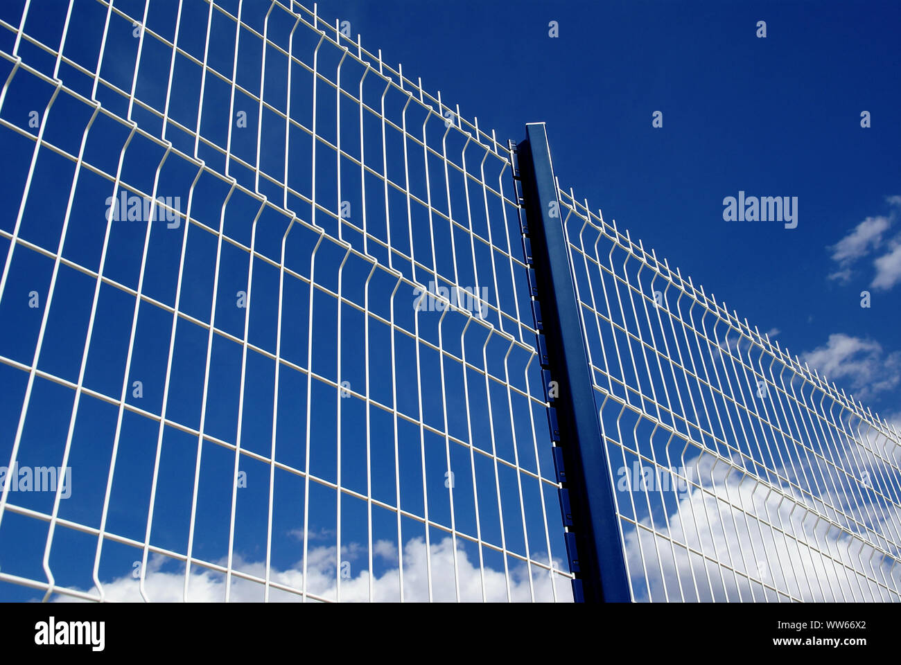 Weißes Metall Zaun auf blauen Himmel. Stockfoto