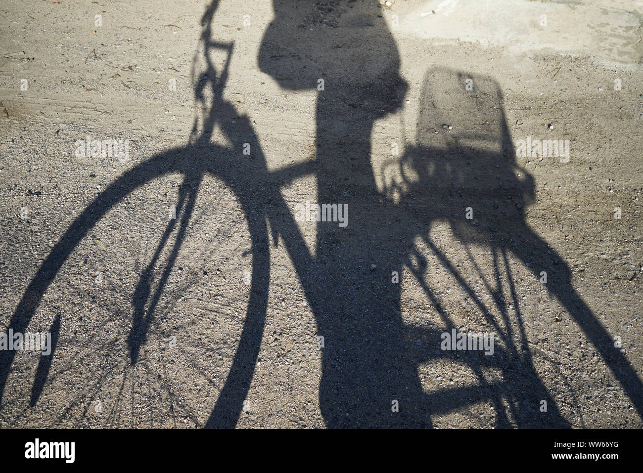 Schatten der ein Fahrrad mit Person auf dem Boden Stockfoto