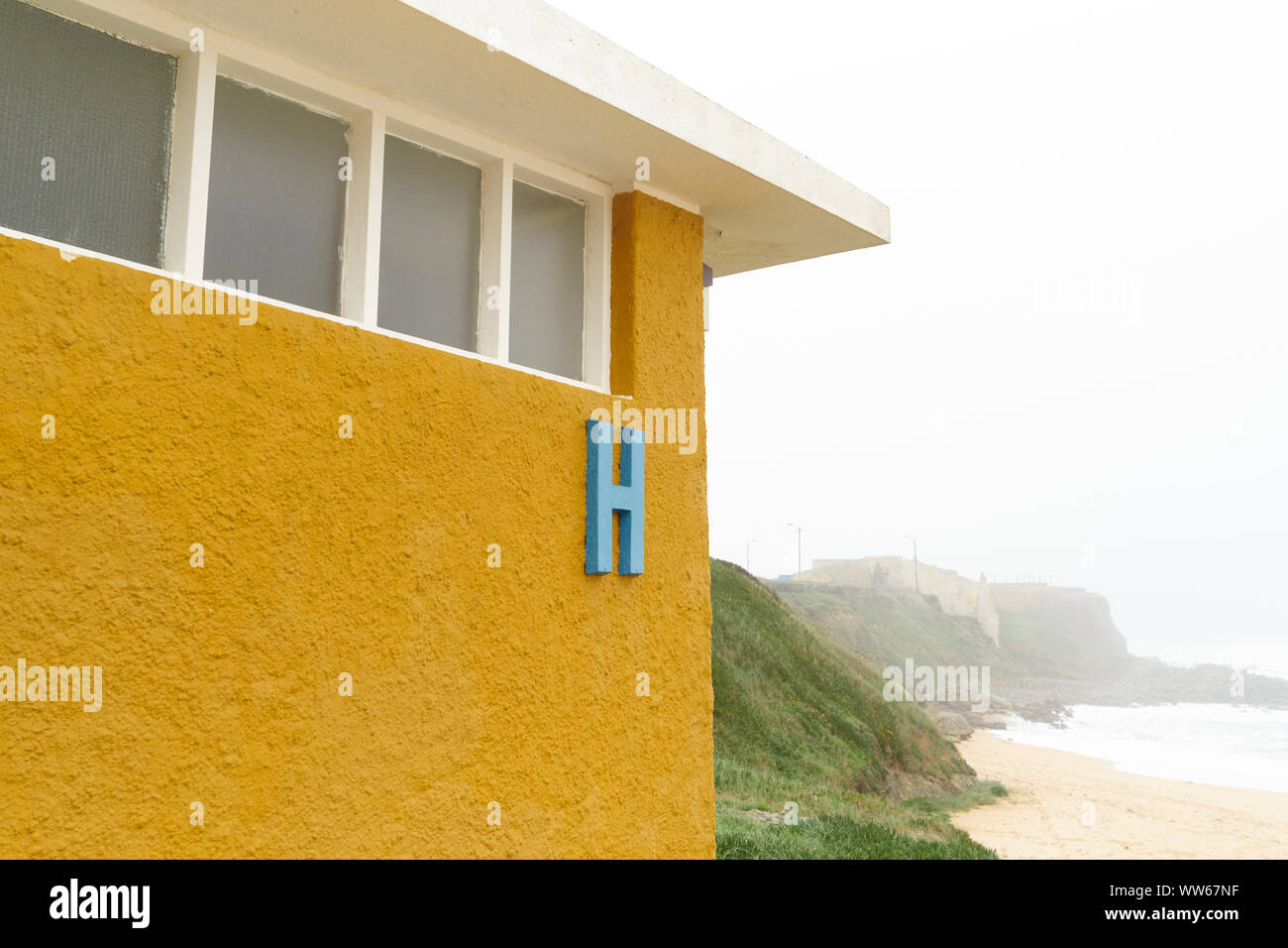 Herren wc am strand, Nebel, Dunst Stockfoto