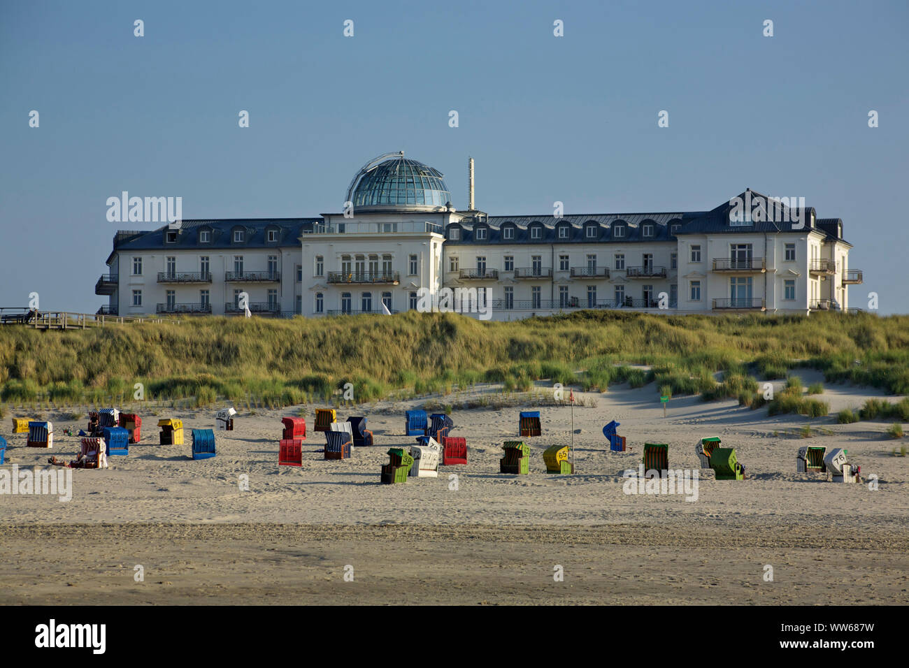 Das Kurhaus erbaut 1898 auf den Dünen der Nordsee Insel Juist. Stockfoto