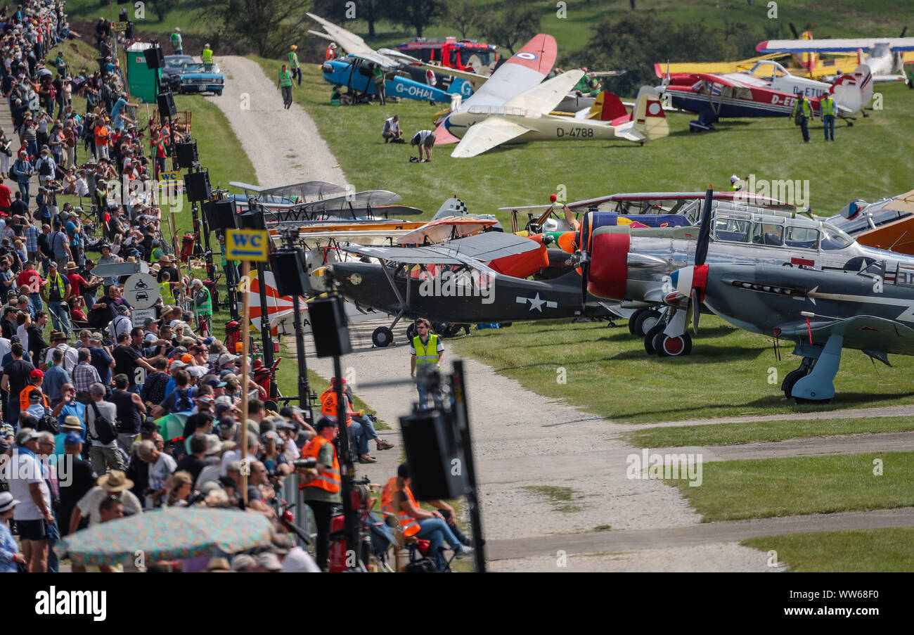 13. September 2019, Baden-Wuerttemberg, Kirchheim unter Teck: Am ersten Tag des auf Oldtimer-Fliegertreffen Hahnweide, Besucher in Scharen zu den Flugzeugen auf der Anzeige. Die Luftfahrt auf der Hahnweide immer inspiriert Freunde historischer Flugzeuge aus ganz Europa und Übersee. Foto: Christoph Schmidt/dpa Stockfoto