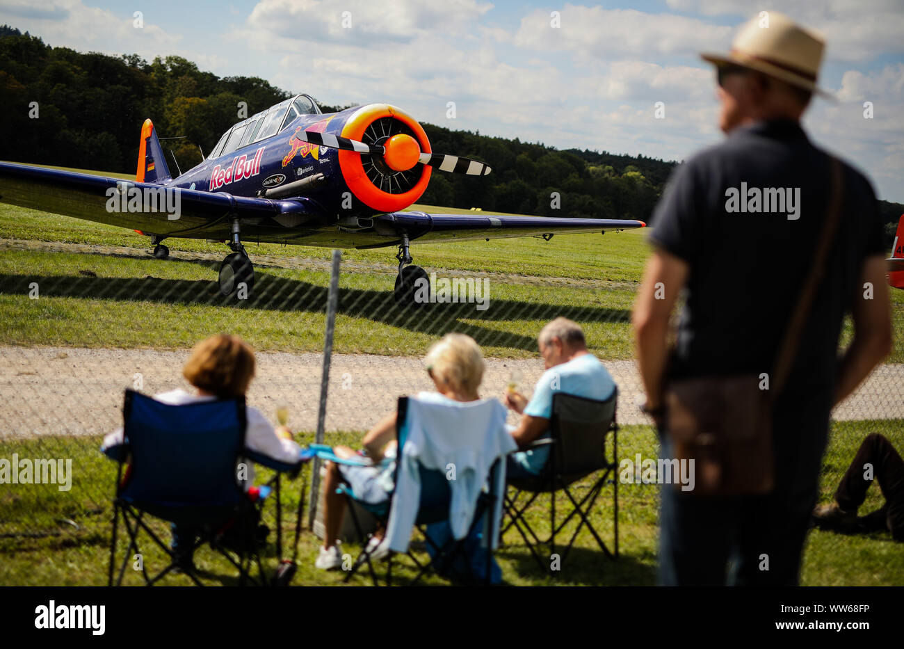 13. September 2019, Baden-Wuerttemberg, Kirchheim unter Teck: Am ersten Tag des Oldtimer-Fliegertreffen auf der Hahnweide, die Besucher werfen Sie einen Blick auf die Flugzeuge. Die Luftfahrt auf der Hahnweide immer inspiriert Freunde historischer Flugzeuge aus ganz Europa und Übersee. Foto: Christoph Schmidt/dpa Stockfoto