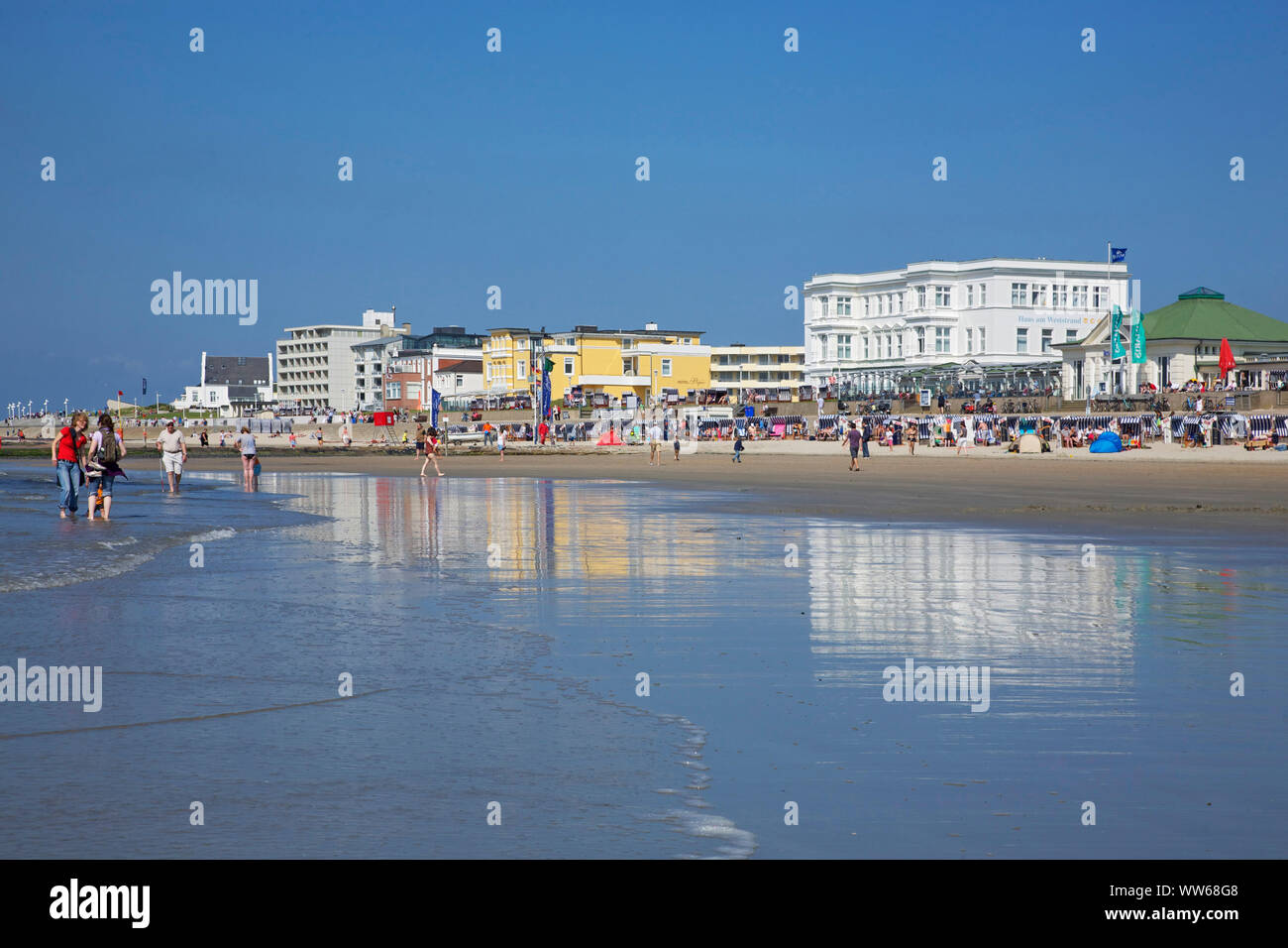 West Strand vor der Promenade der Insel Norderney. Stockfoto