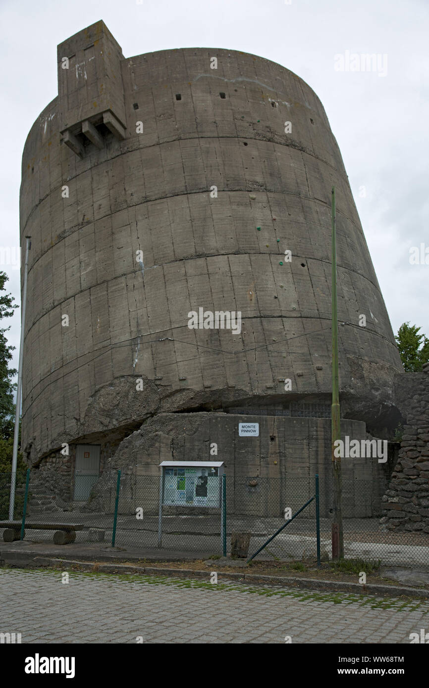 Monte Pinnow" in Sande im Oldenburger Land ist eine schützende Bunker, die  heute von der Alpine Club als kletterturm verwendet Stockfotografie - Alamy