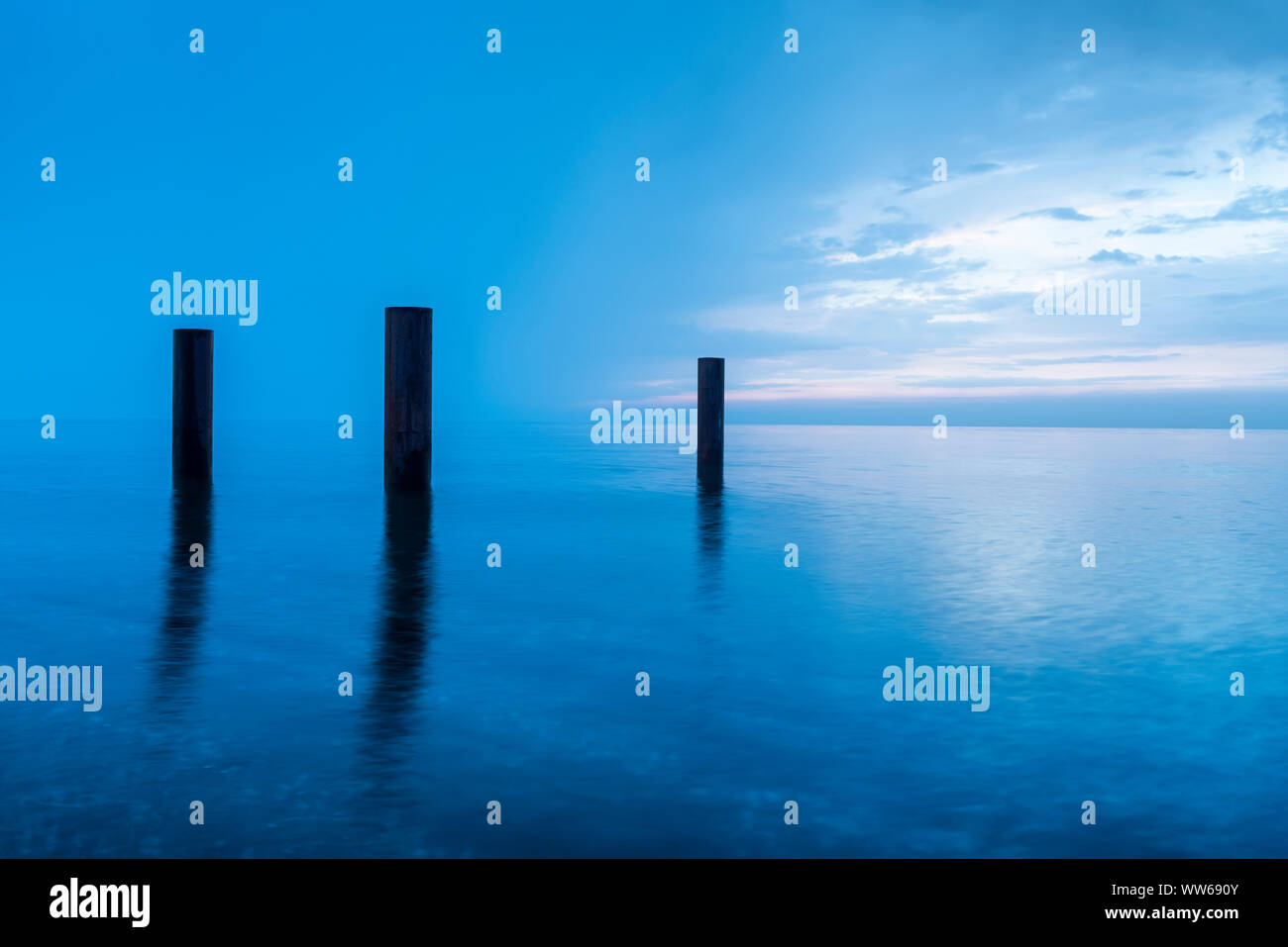 Fehmarnbelt, Fehmarn, Schleswig-Holstein, Deutschland, hölzernen Pfosten in der Dämmerung am Fehmarnbelt Stockfoto