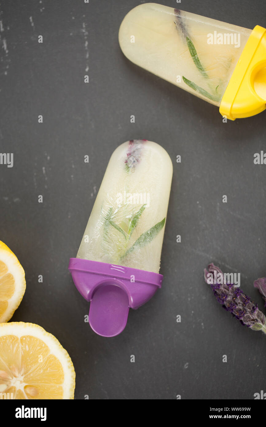 Lemon Ice Cream mit Lavendel, home-made, Schiefer Stockfoto