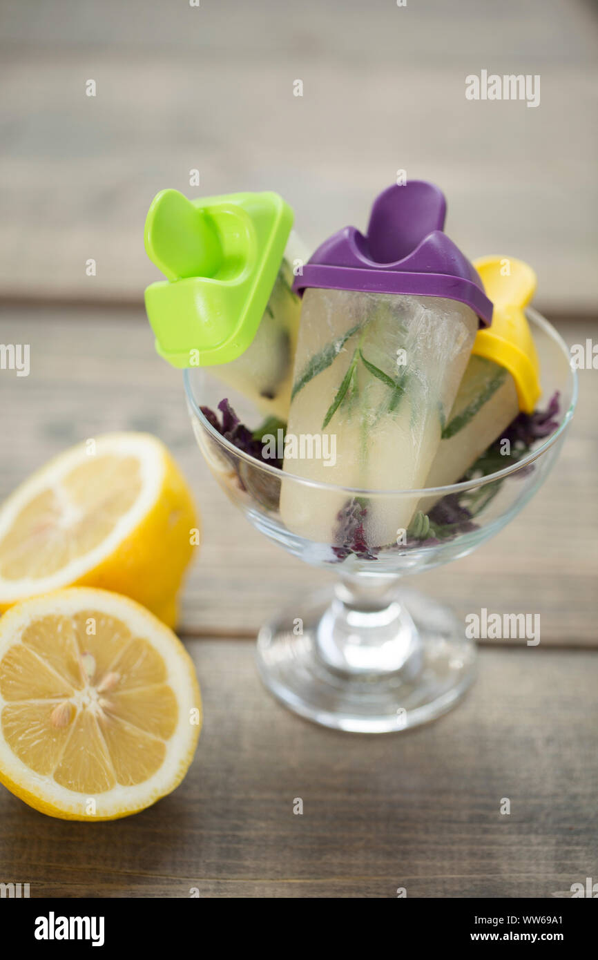 Lemon Ice Cream mit Lavendel, home-made, Glas, Holz- Board Stockfoto
