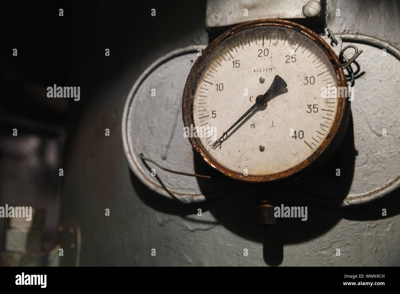 Vintage industriellen Manometer zeigt null Druck, Nahaufnahme Foto mit weichen selektiven Fokus Stockfoto Vintage industriellen Manometer zeigt null Druck, Nahaufnahme Foto mit weichen selektiven Fokus Stockfoto