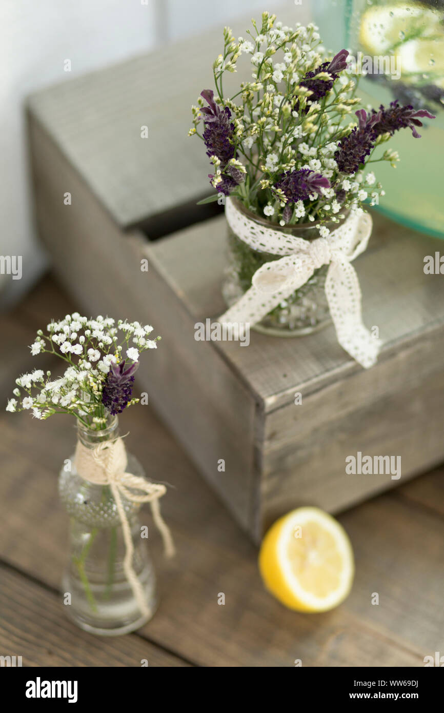 Blumenstrauß, Vase, soda fountain, Zitrone Stück Stockfoto