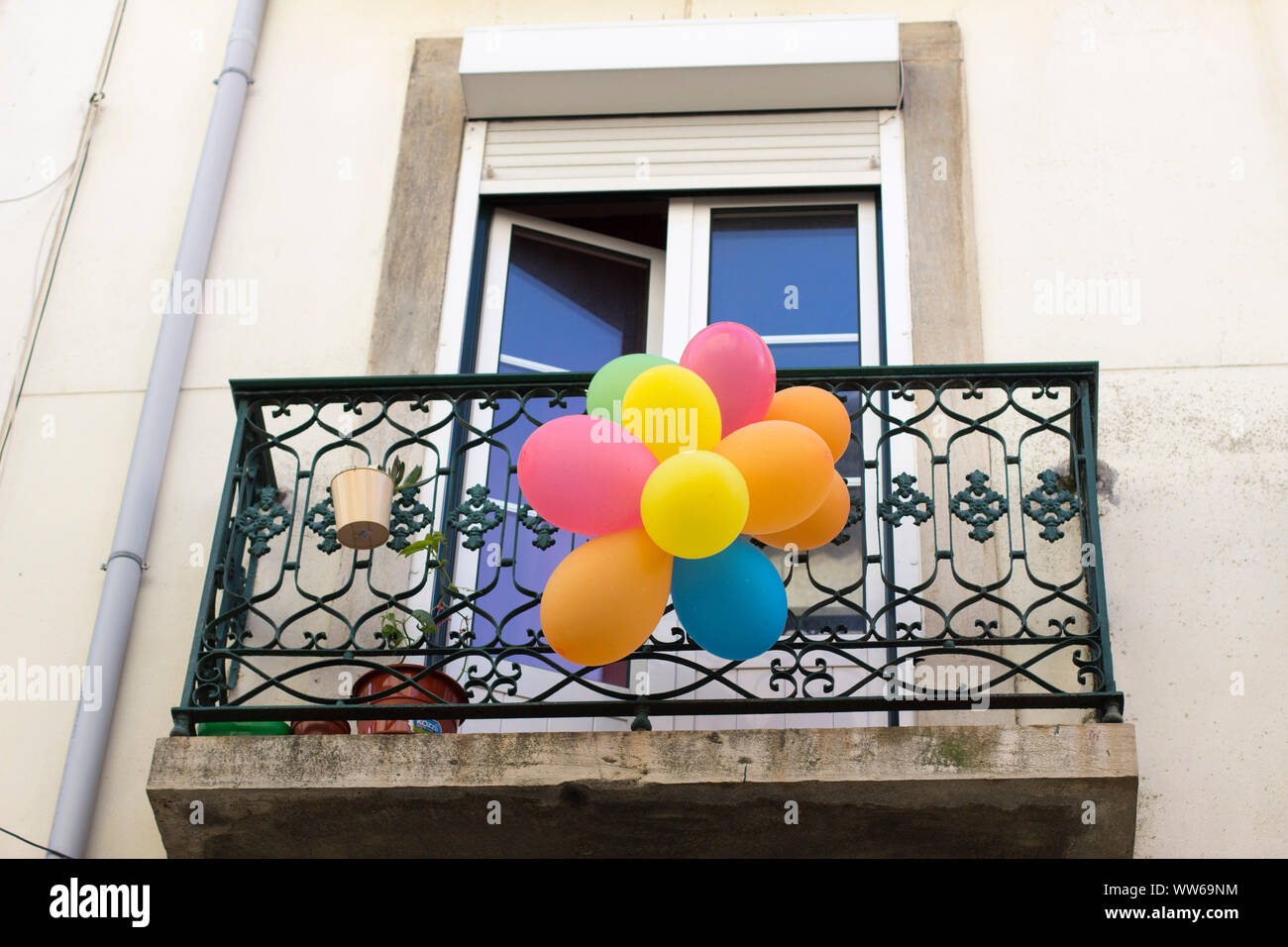 Detaillierte Aufnahmen von den bunten Gassen von Lissabon, Stockfoto