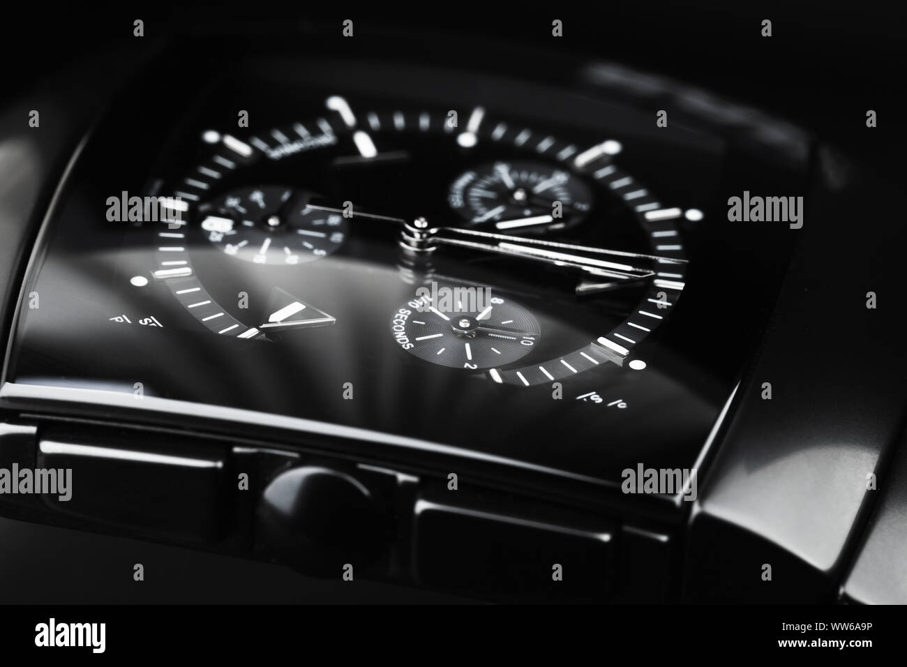 Armbanduhr aus schwarzer Keramik. Close-up Studio Foto mit selektiven Fokus Stockfoto