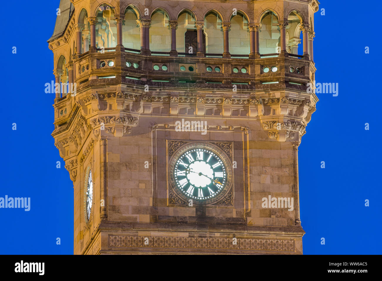 Deutschland, Niedersachsen, Brunswick, Rathaus turm am Abend Stockfoto