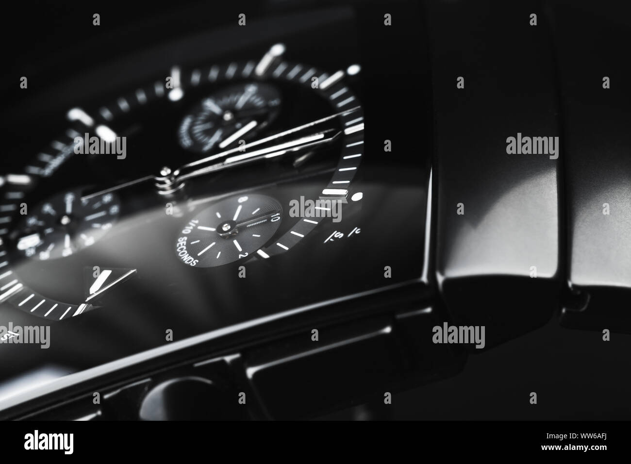 Luxus Armbanduhr aus schwarzem High-Tech Keramik. Close-up Studio Foto mit selektiven Fokus Stockfoto
