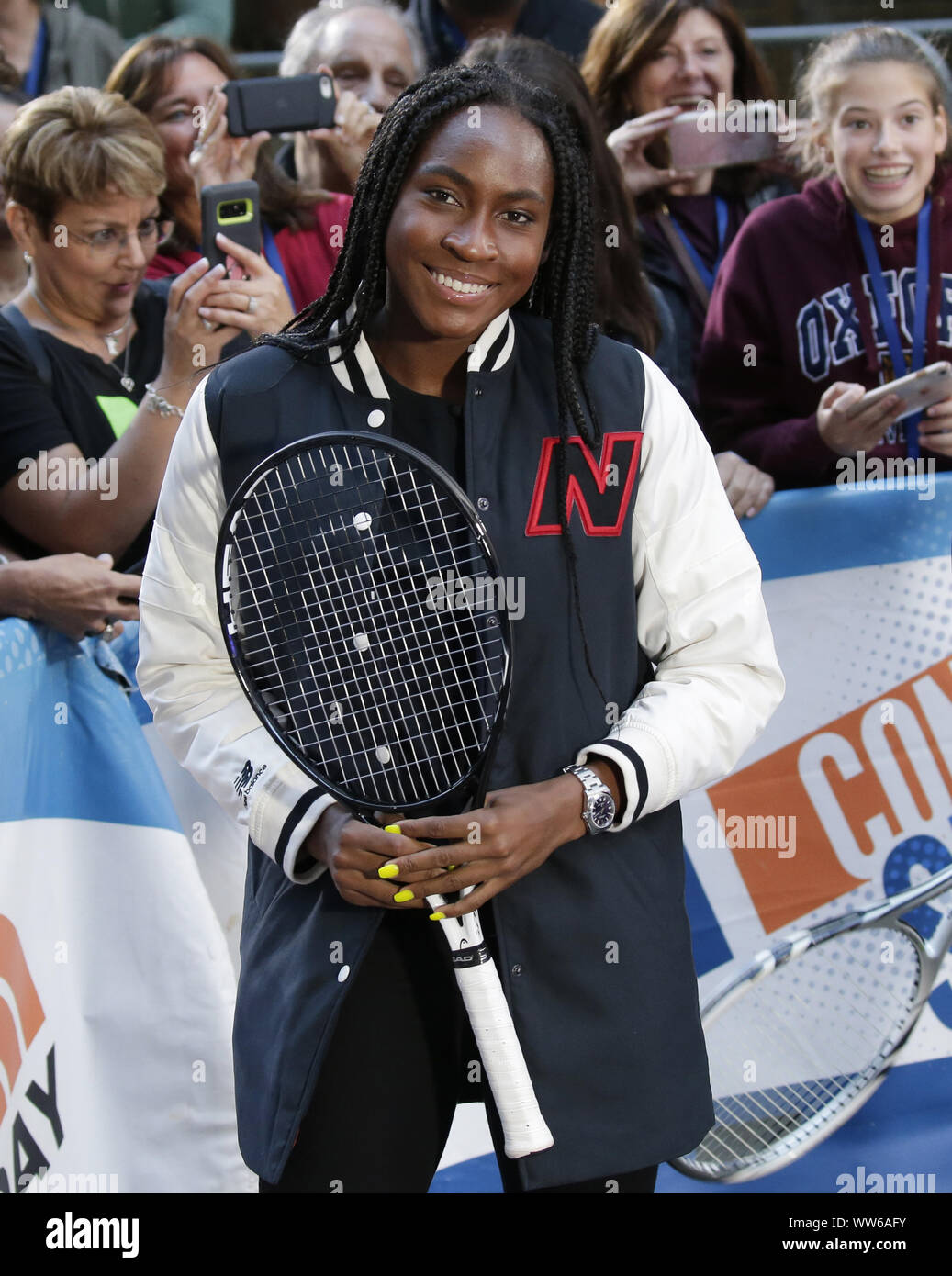 New York, Vereinigte Staaten. 13 Sep, 2019. Tennis star Coco Gauff steht auf dem Gesetzt, wenn Meghan Trainor führt auf der NBC Today Show am Rockefeller Center in New York City am Freitag, 13. September 2019. Foto von John angelillo/UPI Quelle: UPI/Alamy leben Nachrichten Stockfoto