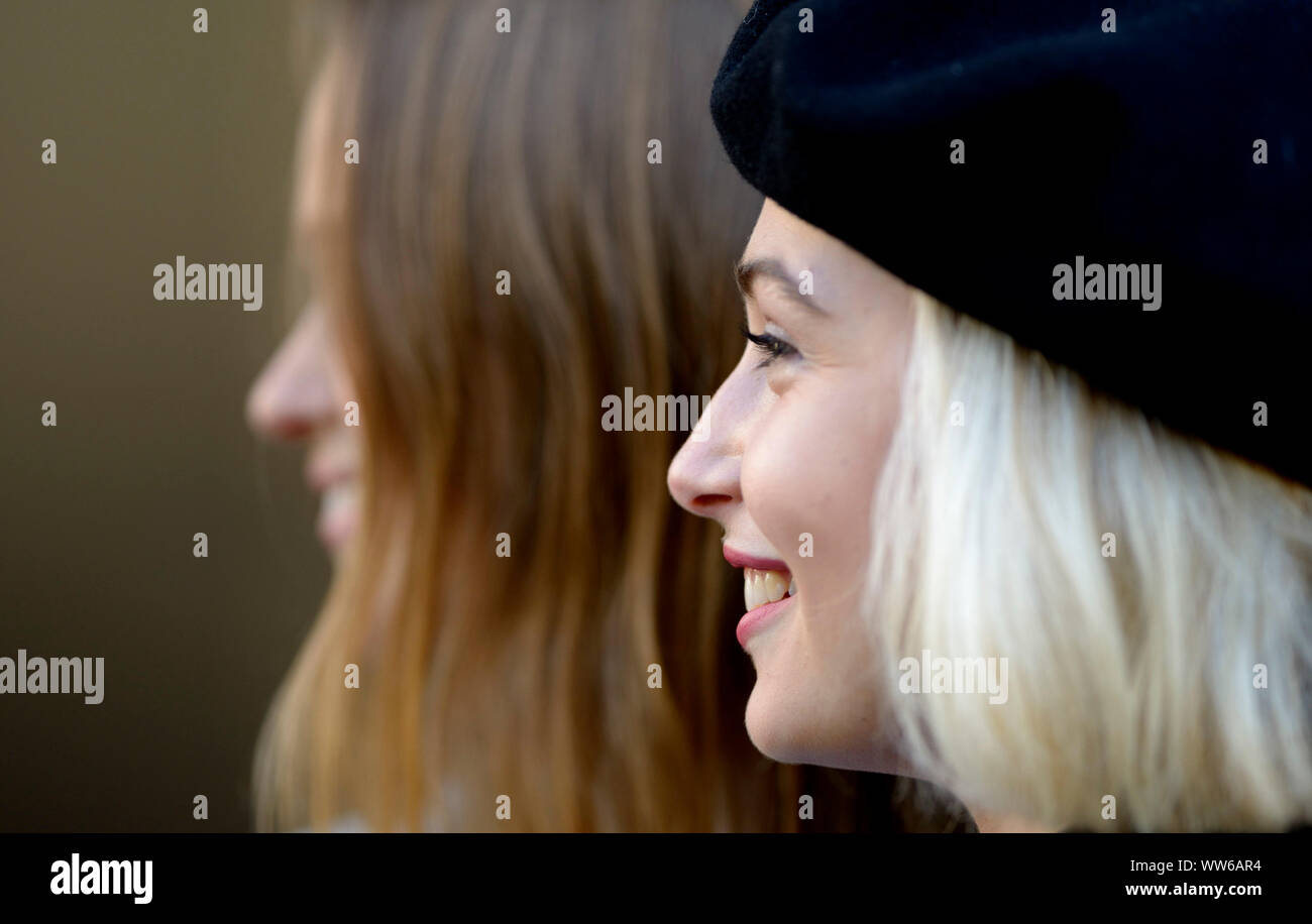 London, Großbritannien. 13. September 2019. Models, Designer und Mitglieder der Industrie in den Strang für den ersten Tag der London Fashion Woche ankommen. Sophie Simnet, Schauspielerin. Stockfoto