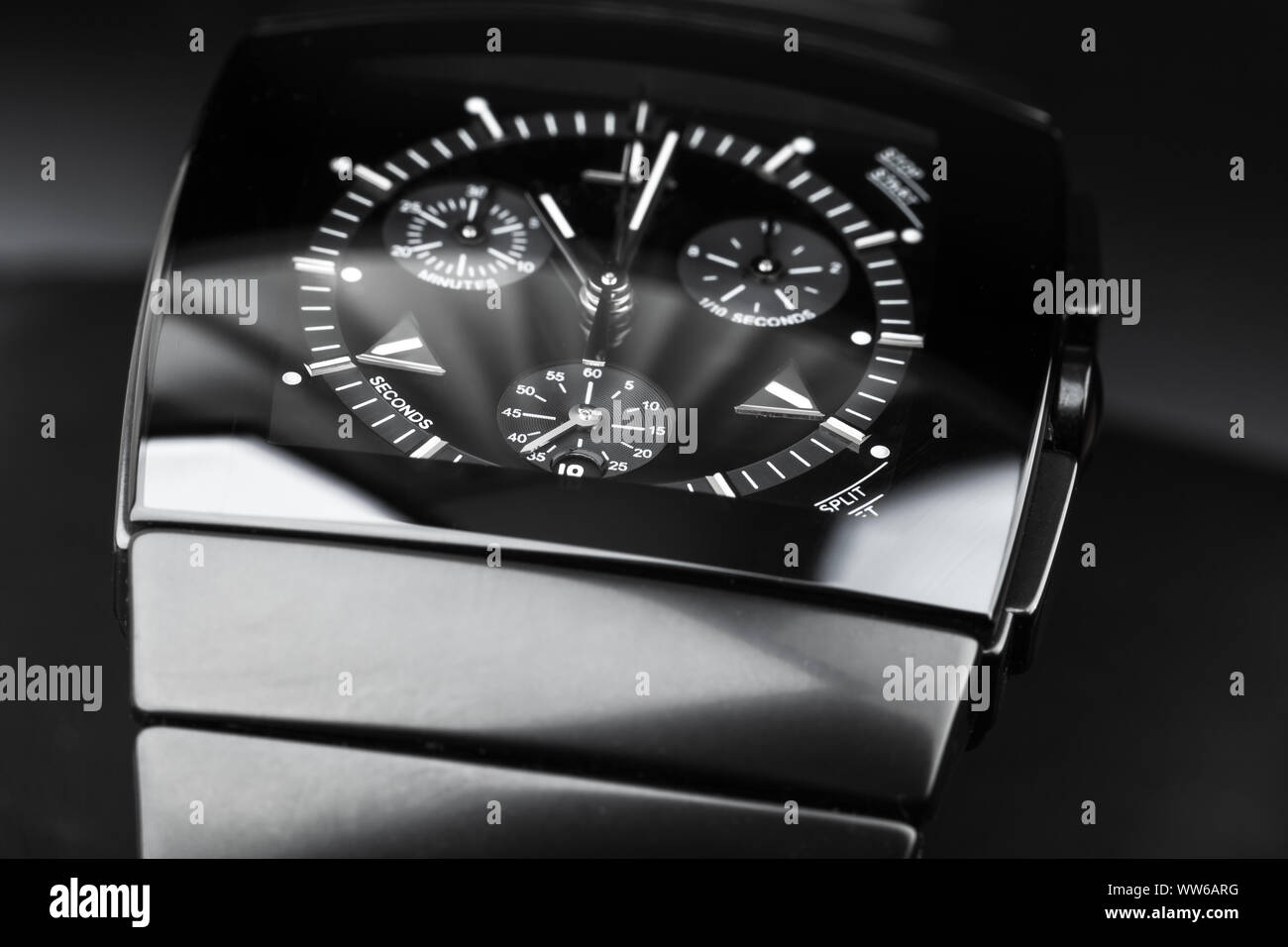 Chronograph Armbanduhr aus schwarzem High-Tech Keramik. Close-up Studio Foto mit selektiven Fokus Stockfoto