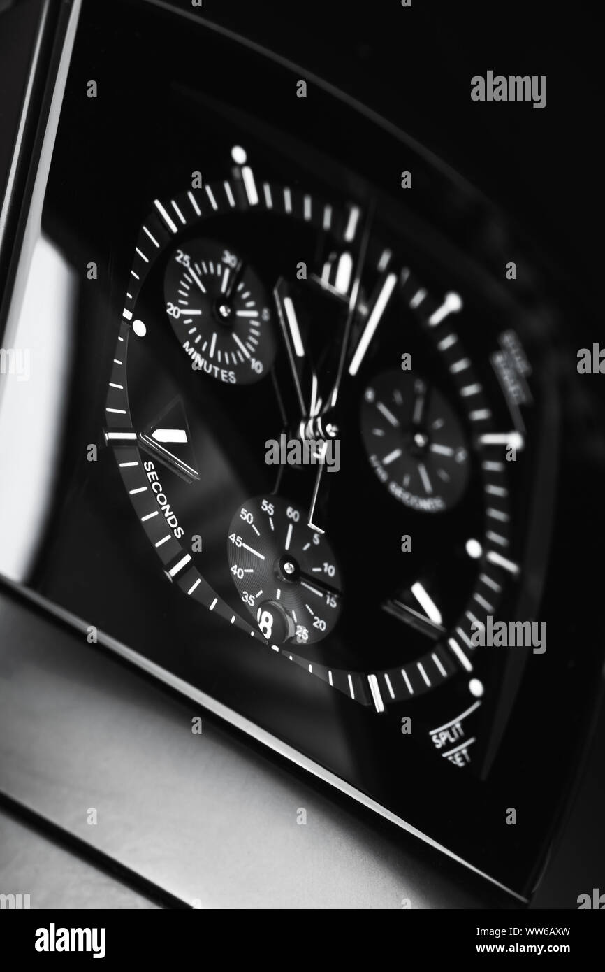 Luxus Herren Armbanduhr aus schwarzem High-Tech Keramik. Close-up Studio Foto mit selektiven Fokus Stockfoto