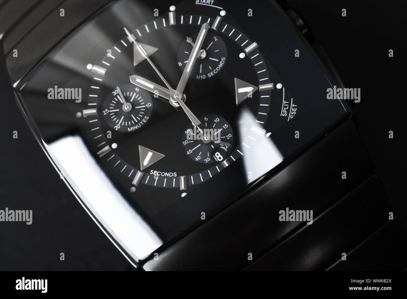 Luxus Armbanduhr aus schwarzem High-Tech Keramik. Close-up Studio Foto mit selektiven Fokus Stockfoto