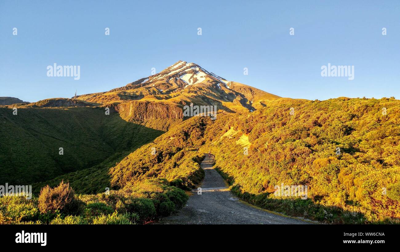 Blick auf den schneebedeckten Vulkan Taranaki bei Sonnenaufgang in Neuseeland Stockfoto