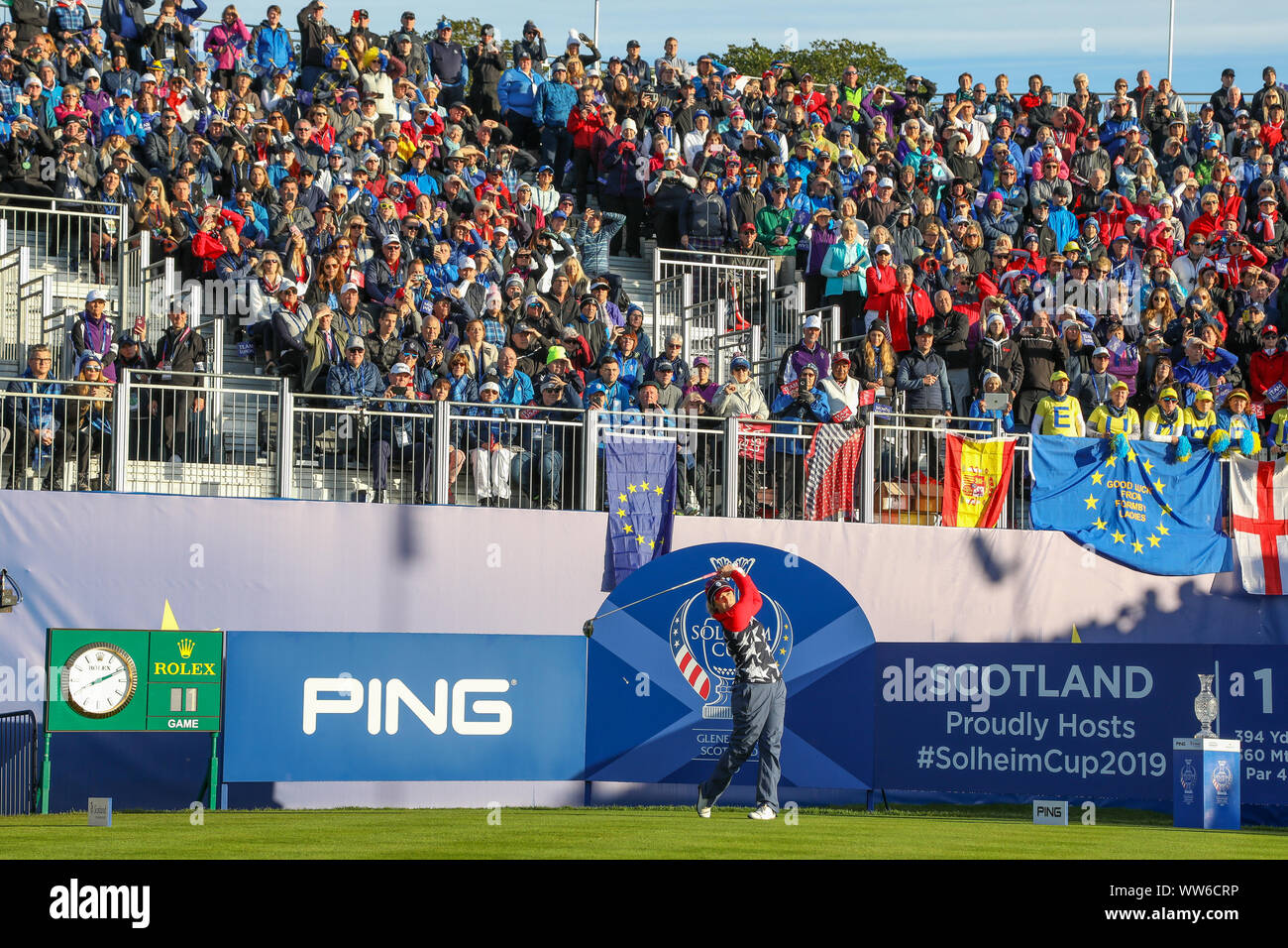 Solheim Cup, Gleneagles, UK. 13 Sep, 2019. Die Solheim Cup begann mit "Viererspiele' über die PGA Centenary Course in Gleneagles. MARINA ALEX, die USA die erste Fahrt von bronte Gesetz für Europa gefolgt. Team Captains Juli Inkster (USA) und CATRIONA MATTHEW (Europa) folgte das Team rund um den Kurs. Marina Alex spielen der erste Schuss für USA am Beginn der Schale weg das erste T-Stück. Credit: Findlay/Alamy leben Nachrichten Stockfoto