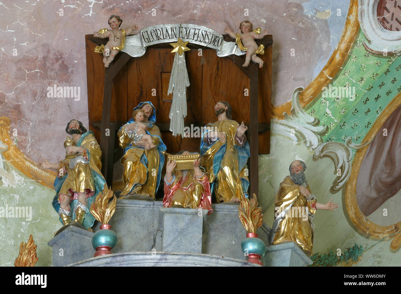 Krippe, Anbetung der Könige, Statue auf der Kanzel in der Kirche der Heiligen Drei Könige in Komin, Kroatien Stockfoto