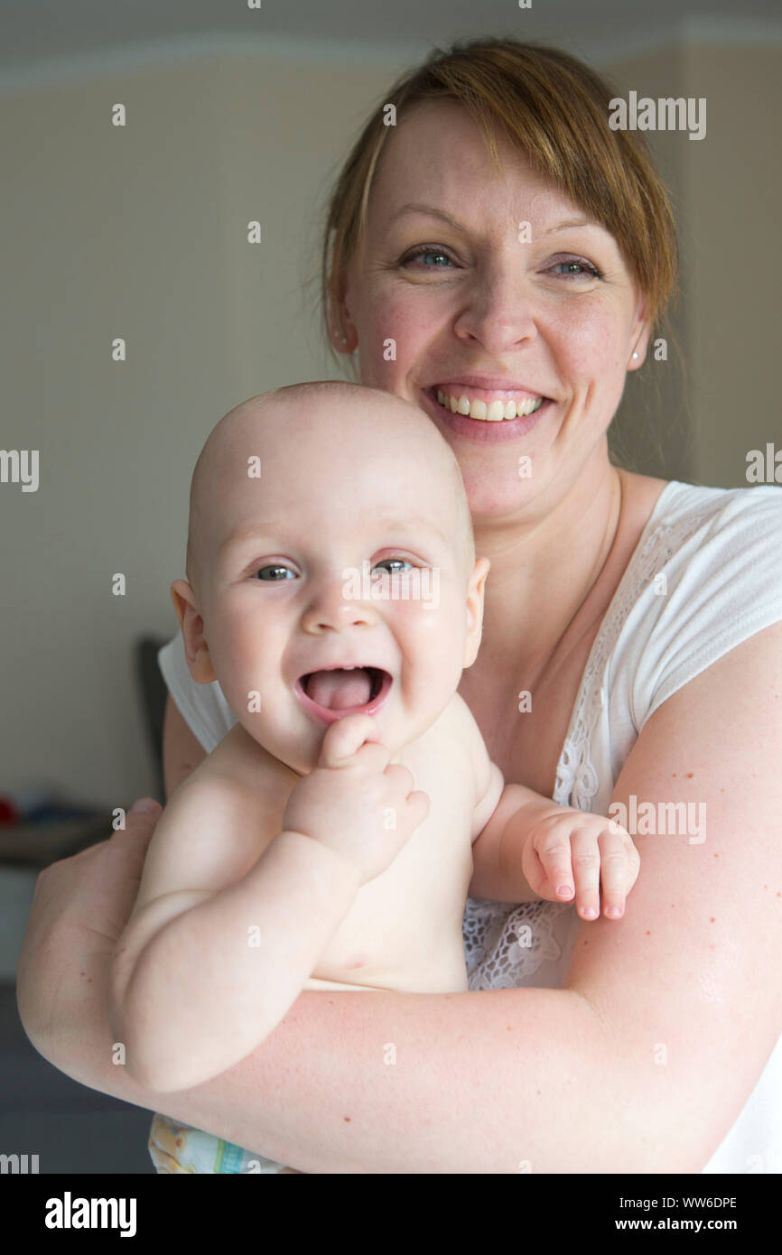 Mutter und Baby auf dem Schoß, Porträt Stockfoto