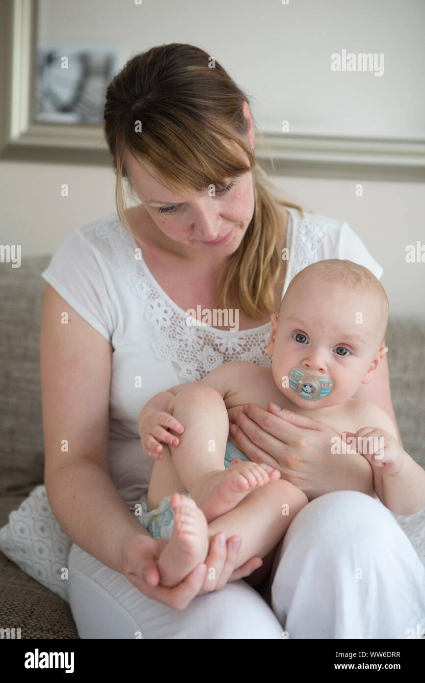 Mutter mit Baby auf dem Schoß, halb Portrait Stockfoto