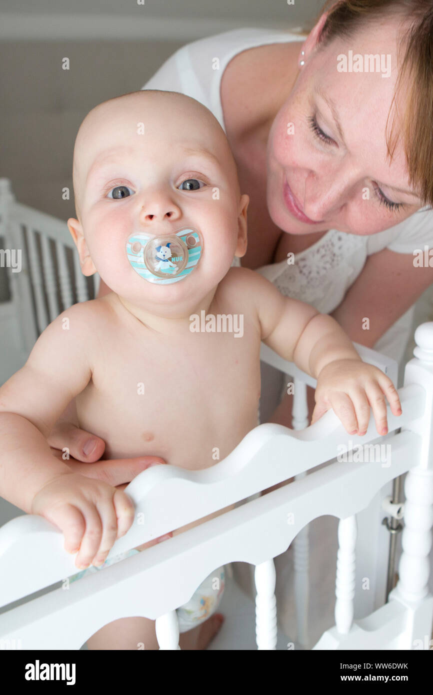 Mutter mit Baby im Babybett, close-up Stockfoto