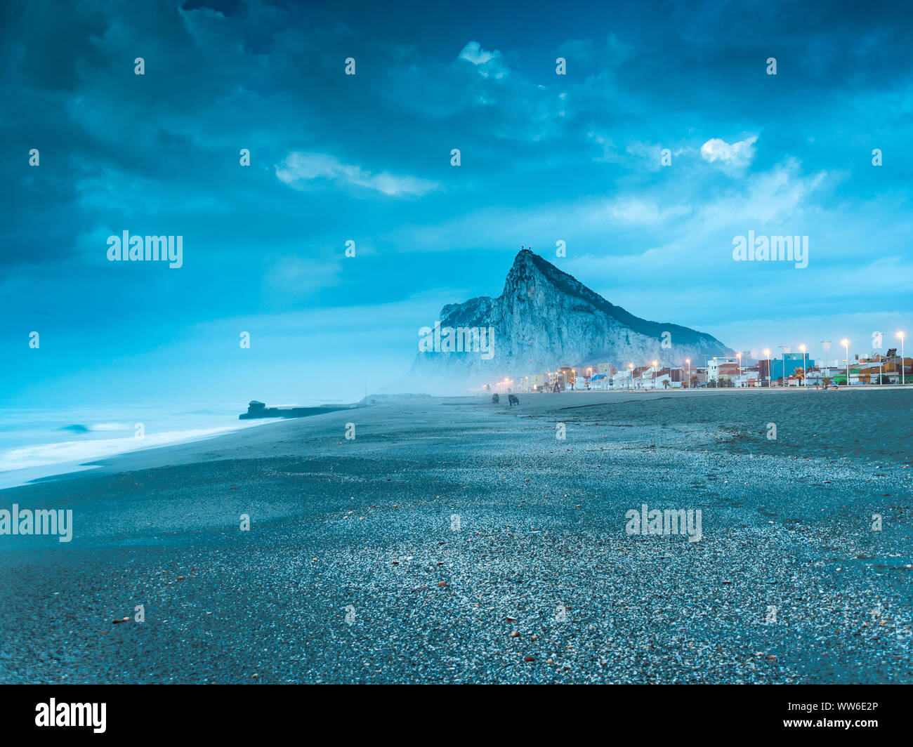 La Linea de la Konzeption, Spanien. 09/09-18. Früh morgens am Strand. Der Felsen von Gibraltar ist in der nebligen Ferne gesehen. Stockfoto