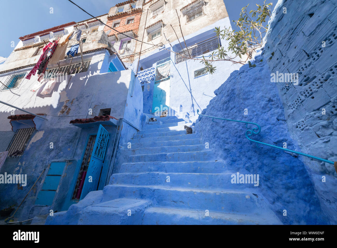 Gebäude über einem blauen Gasse in Tanger, Marokko, Nordafrika, Afrika Stockfoto