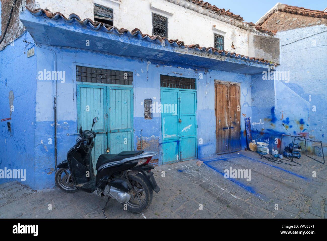 Mit Künstler Workshop in einem blauen Gasse in Tanger, Marokko, Nordafrika, Afrika vergossen Stockfoto