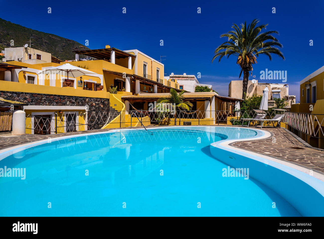 Italien, Sizilien, Liparische Inseln, Salina, Santa Marina Salina Hotel Arcangelo, Pool Stockfoto