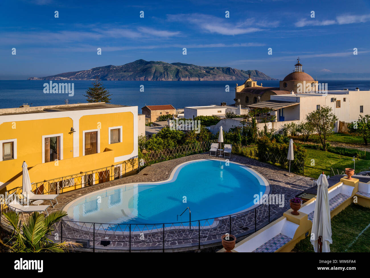 Italien, Sizilien, Liparische Inseln, Salina, Santa Marina Salina Hotel Arcangelo, Pool mit Stadt Kirche gegen Lipari Stockfoto