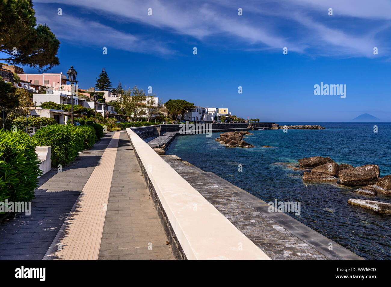 Italien, Sizilien, Liparische Inseln, Salina, Santa Marina Salina, Waterfront Stockfoto