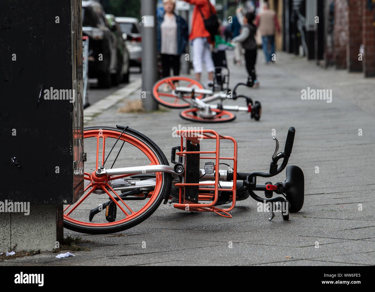 Berlin, Deutschland. 13 Sep, 2019. Fahrräder, die umgeworfen wurden, liegen auf dem Bürgersteig auf Bülowstraße. Credit: Paul Zinken/dpa/Alamy leben Nachrichten Stockfoto