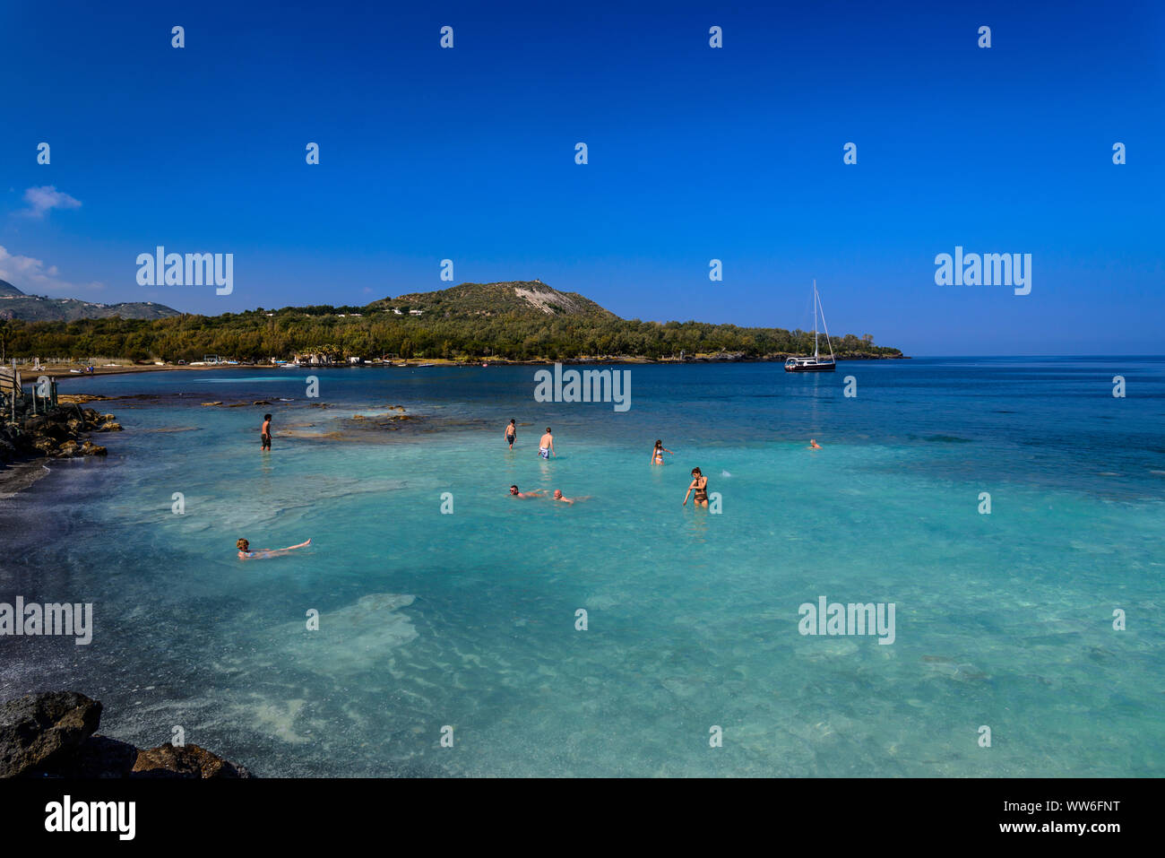Italien, Sizilien, Liparische Inseln, Vulcano, Spiaggia delle Acque Calde Stockfoto